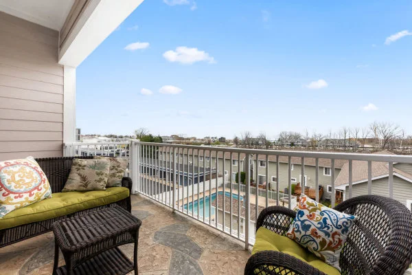 Perched on the top floor of the prestigious Bridgewater Condominiums, A Skyline Lake View offers the ultimate 